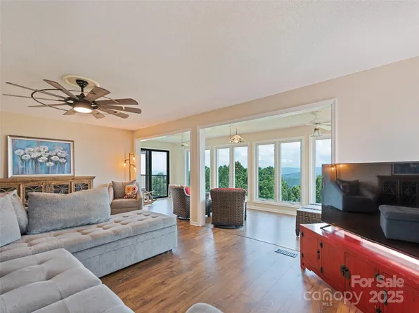 602 Fleetwood Plz, Hendersonville, NC 28739