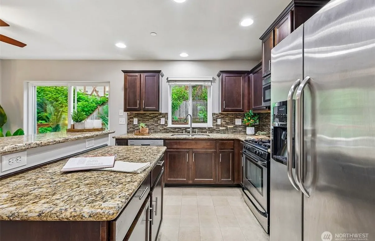 5 bed, 2020 sqft, $4,200 — Photo 4