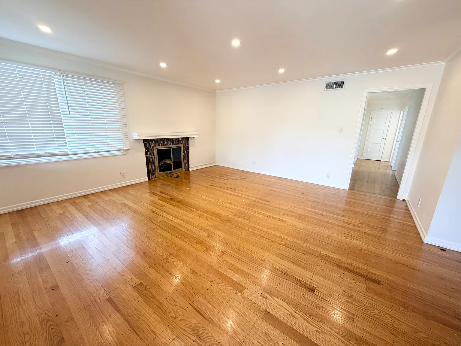 3 bed, 1.5 bath, 1260 sqft, $5,800 — Photo 2