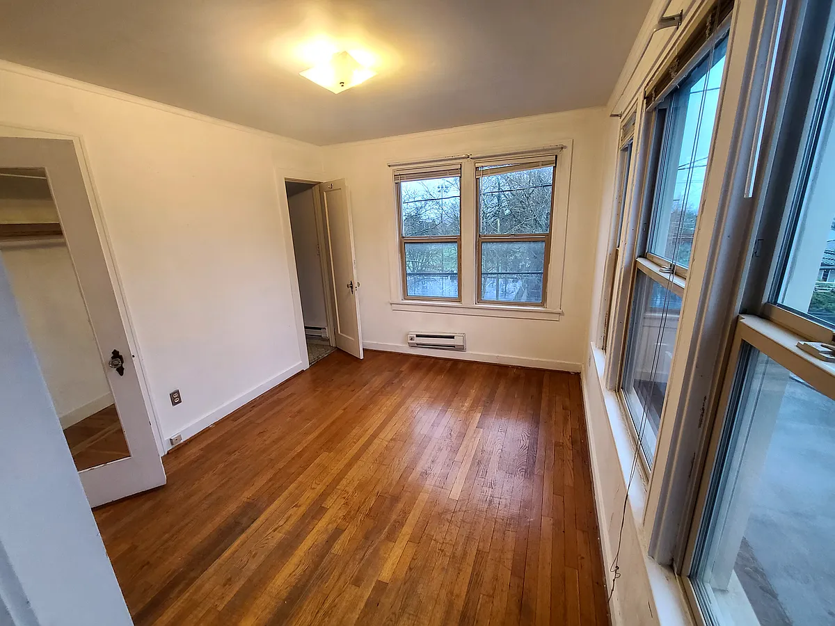 Building Photo - 1820 E Thomas St #8