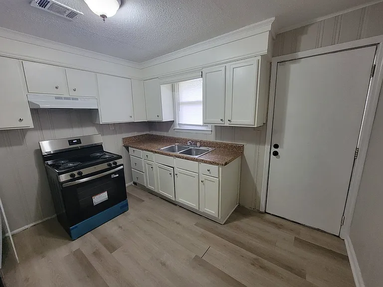 2111 Dyer St — Photo 18