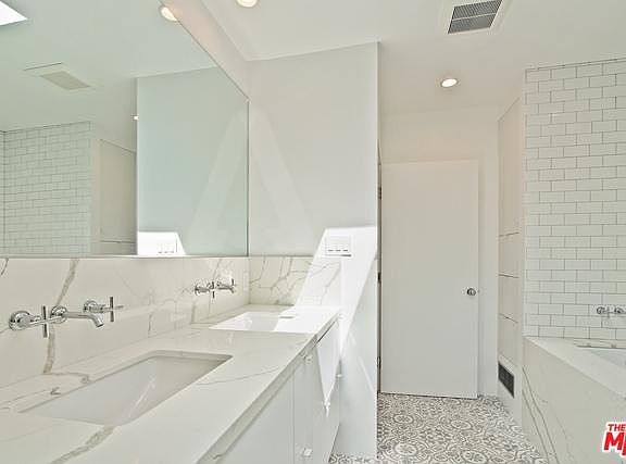 3rd image of 2461 Creston Way