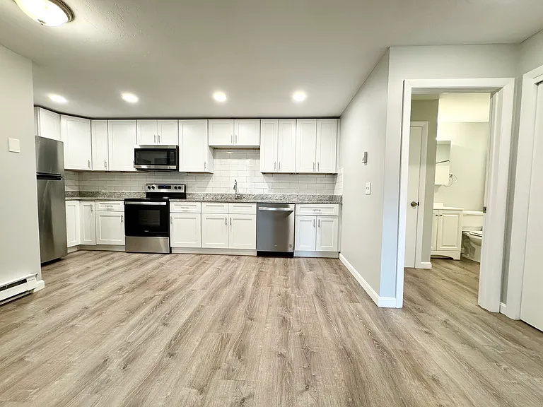433 Sunderland Rd #E — Photo 2