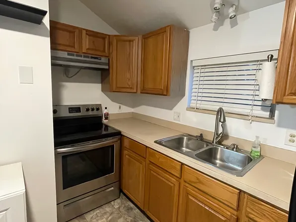 390 E Paige Ave, Barberton, OH 44203