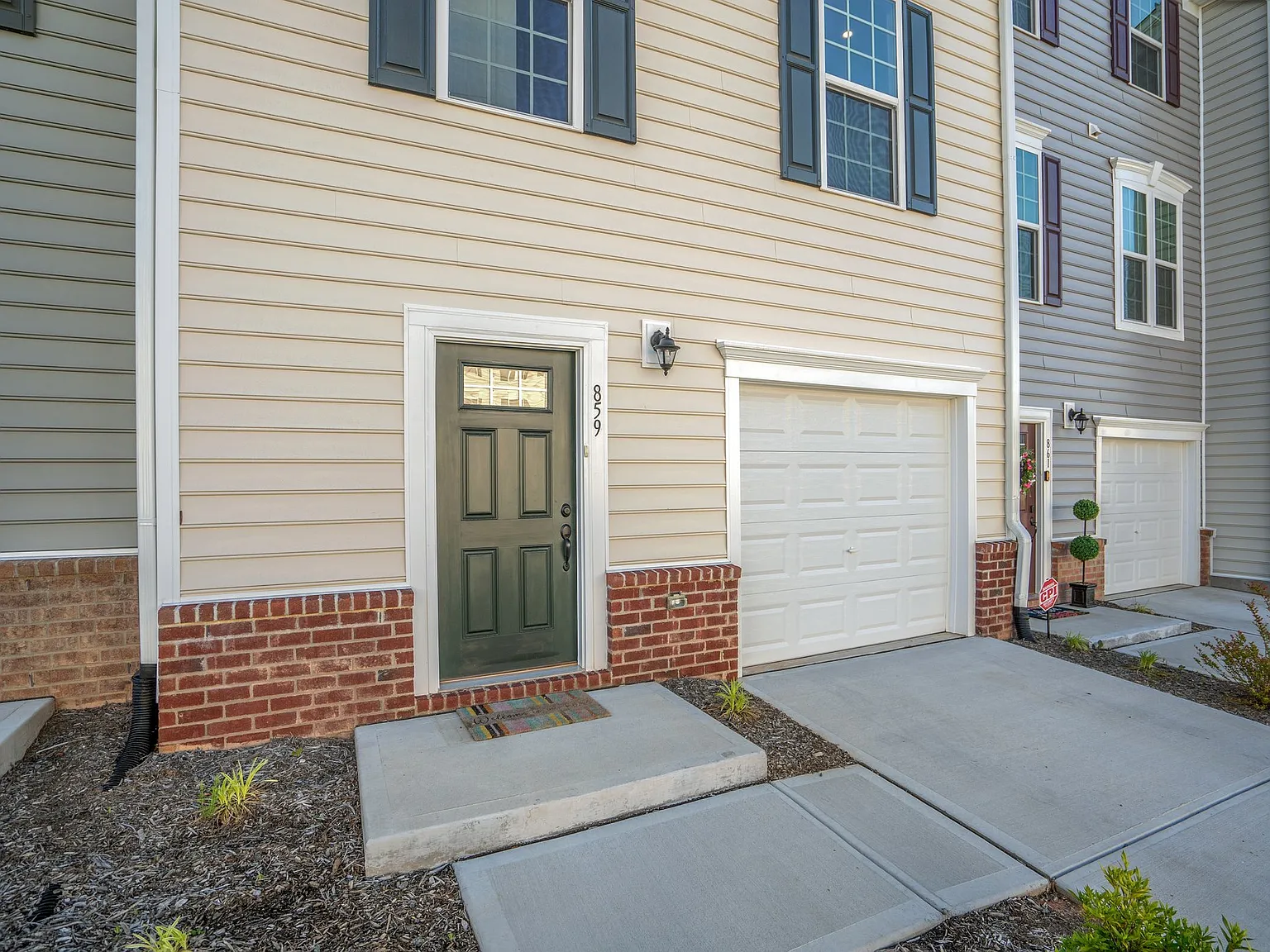 4 bed, 3.5 bath, 2350 sqft, $2,250 — Photo 4