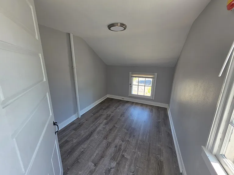 277 E Broadway — Photo 4
