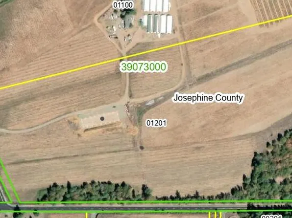 1675 White Schoolhouse Rd, Cave Junction, OR 97523