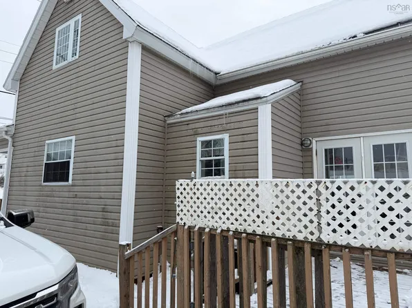 70 Fraser Ave, Sydney Mines, NS B1V 2C3