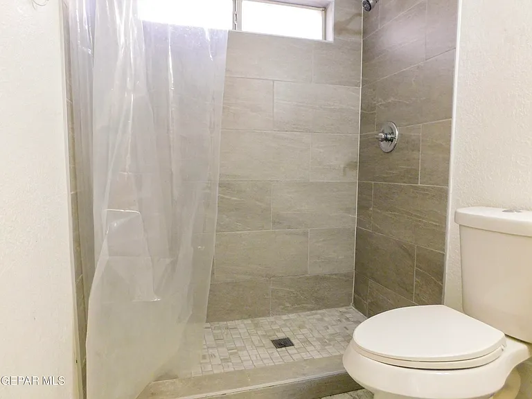 726 Medina St — Photo 25