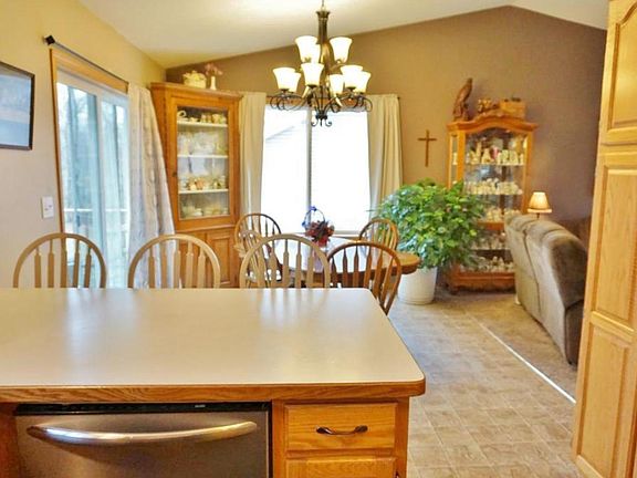 4th image of 902 Spruce Dr