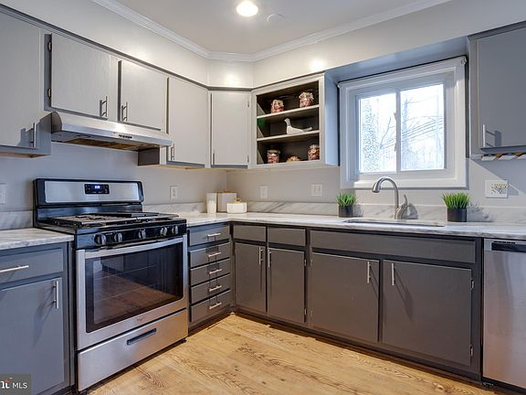 3rd image of 8511 Canterbury Dr