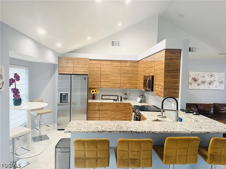 827 SW 24th St — Photo 3