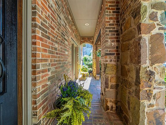 2nd image of 1364 Aubrey Ln