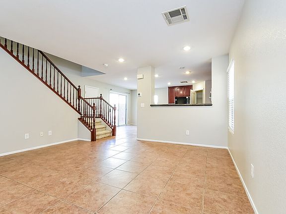 5th image of 710 Loughton St