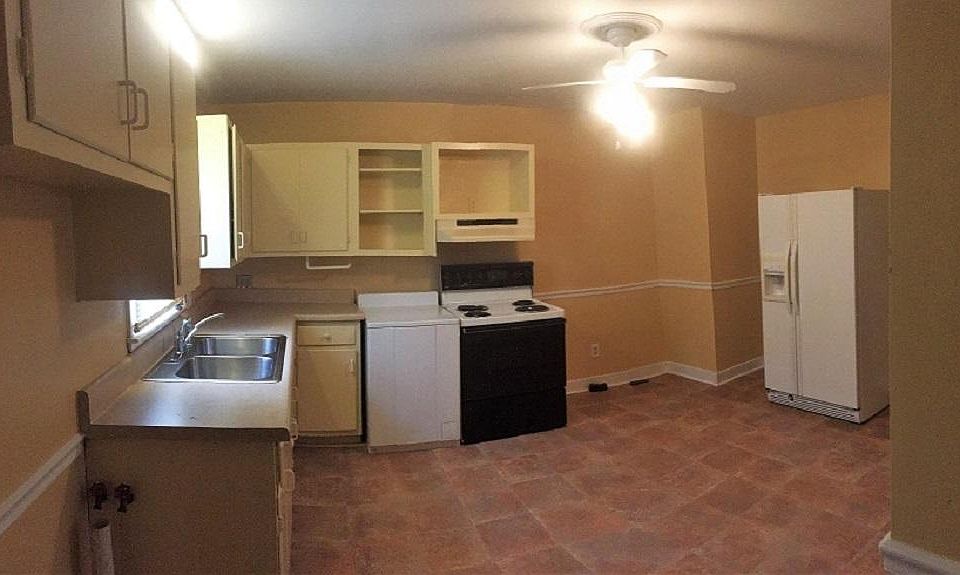 Large eat-in kitchen with walk-in pantry and washer/dryer co