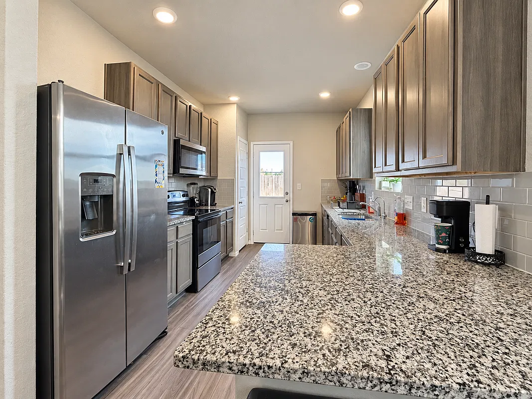 4 bed, 2.5 bath, 2102 sqft, $2,100 — Photo 3