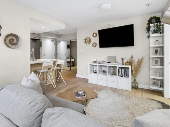 1783 Manitoba St #220, Vancouver, BC V5Y 0K1