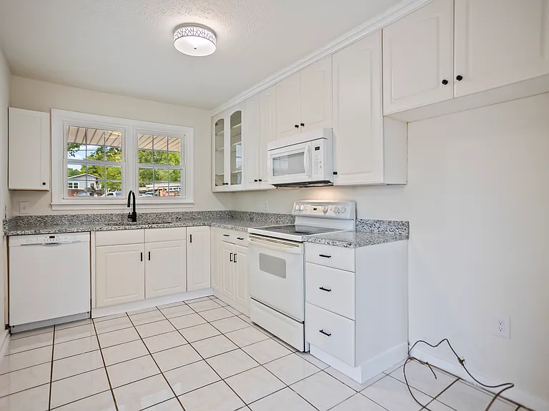 1831 Courtney Dr — Photo 6