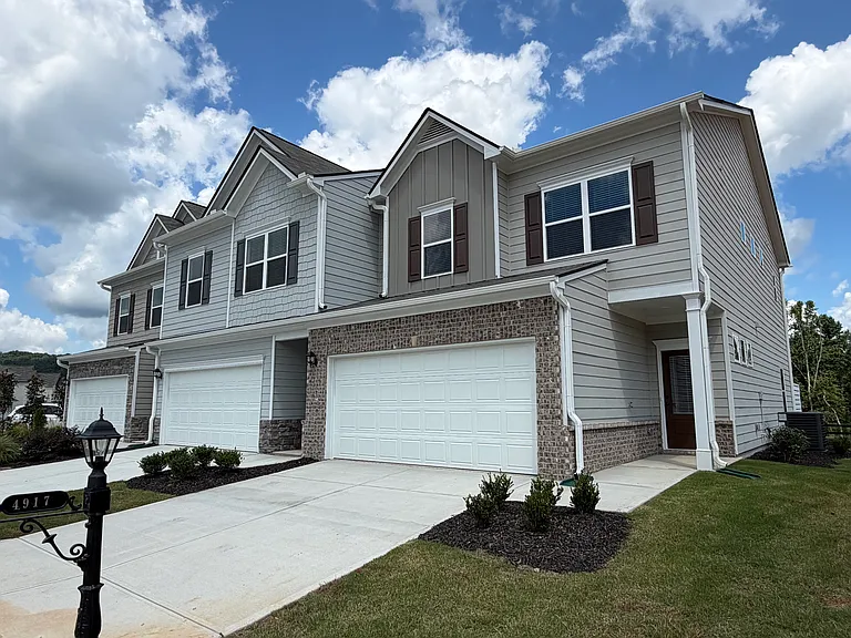 4917 Dresden Loop — Photo 1