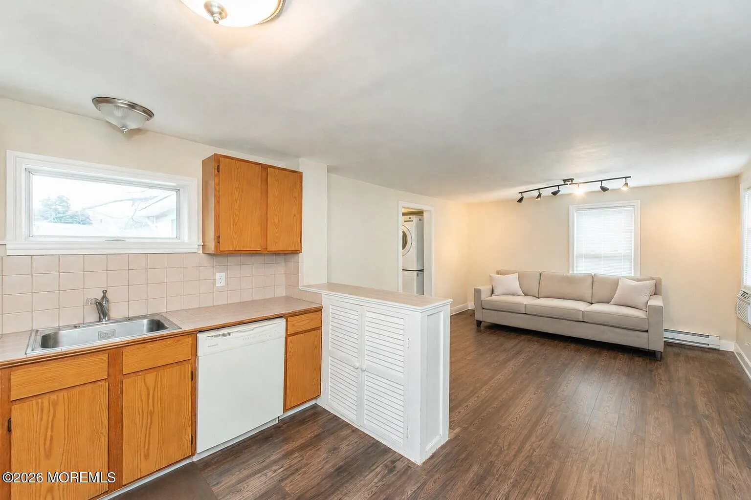 2 bed, 1958 sqft, $2,400 — Photo 1