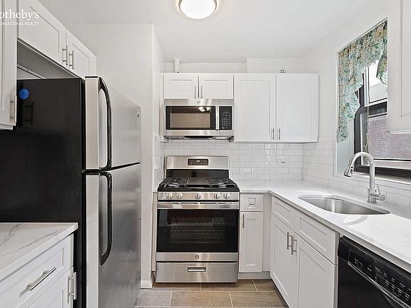 5th image of 3215 Arlington Ave APT 7E