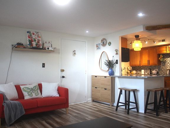 2nd image of 108 Oak Ln APT 4
