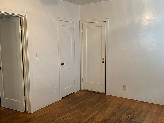 4th image of 1004 N Broadway St