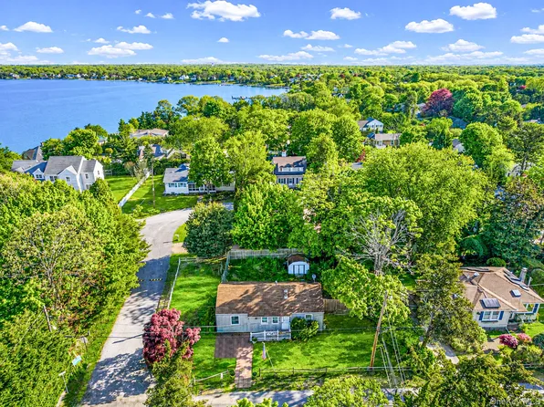 20 Elder Avenue, Hampton Bays, NY 11946