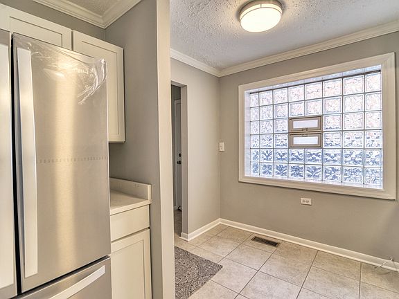 3rd image of 6122 N Winthrop Ave #C