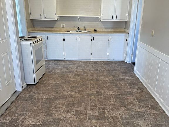 5th image of 2235 SE Dewey Ave