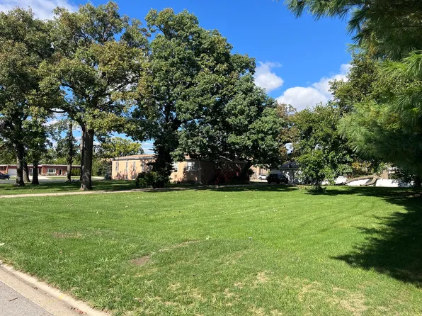 8747 S Roberts Rd, Hickory Hills, IL 60457