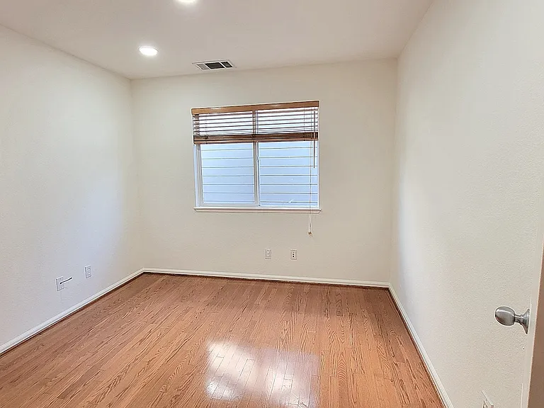 925 Gates St — Photo 33