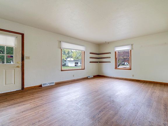 4th image of 240 Renrose Ave