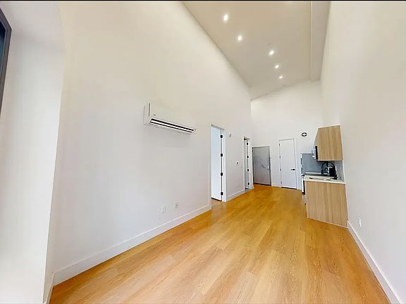 3rd image of 233 Tompkins Ave Floor 2