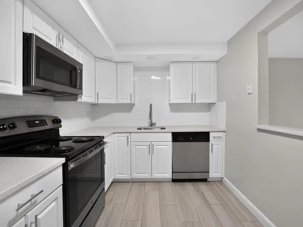1 Stonehill Dr #4, Stoneham, MA 02180