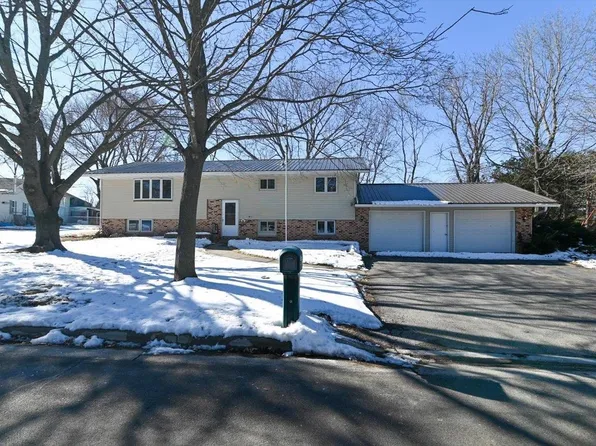 911 Valley Road, Poynette, WI 53955