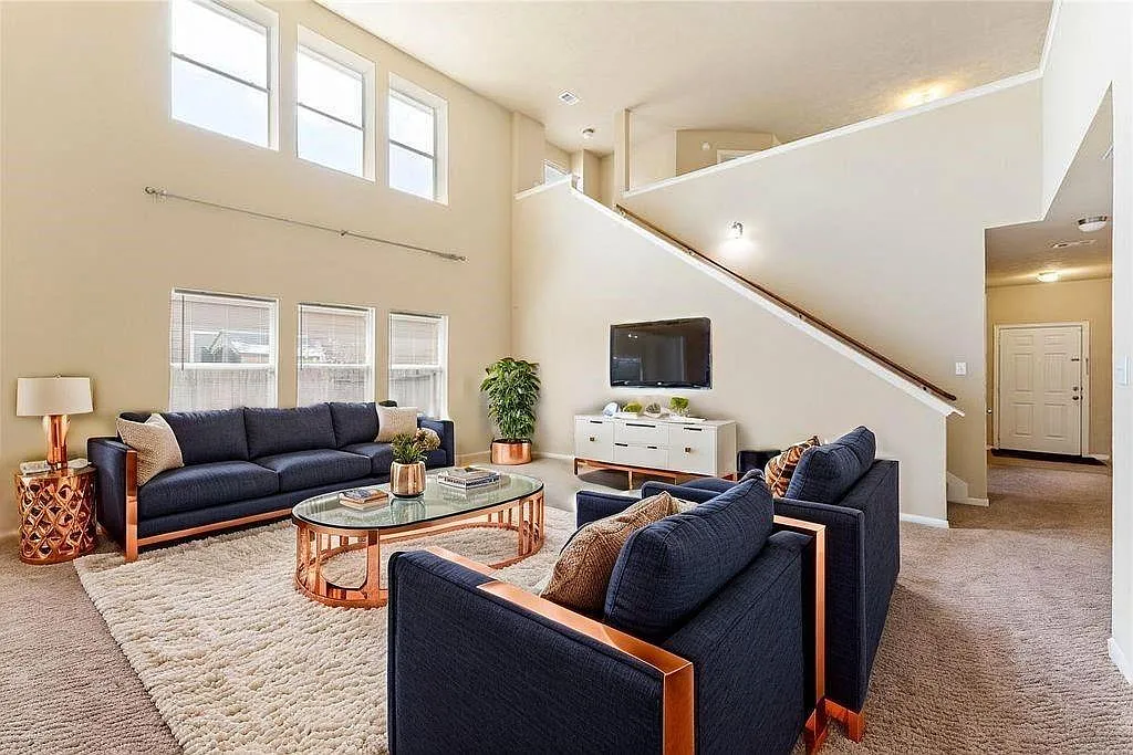4 bed, 2.5 bath, 2504 sqft, $2,150 — Photo 2