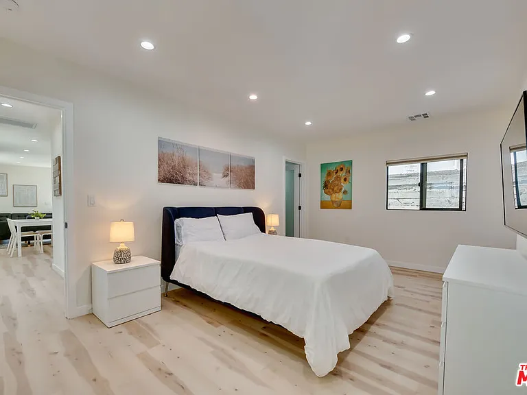 918 N San Vicente Blvd #B — Photo 16