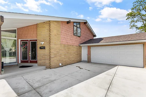 4 bed, 1.5 bath, 2315 sqft, $3,080 — Photo 3