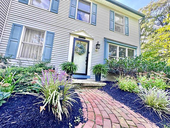 4th image of 63 Somers Ave