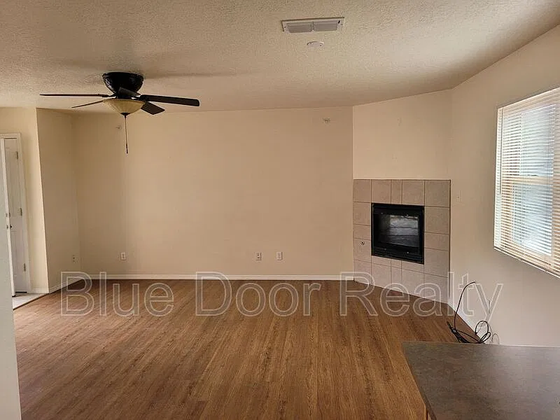 3 bed, 2.0 bath, 1100 sqft, $1,800 — Photo 3