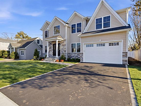 3rd image of 32 Massapequa Avenue