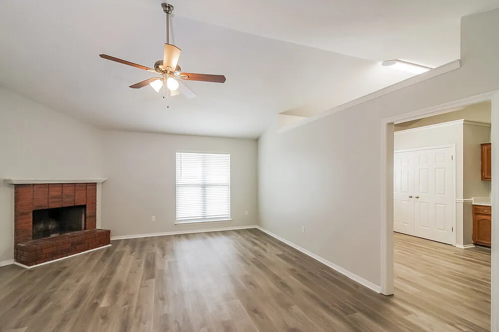 3 bed, 2.0 bath, 1277 sqft, $1,640 — Photo 4