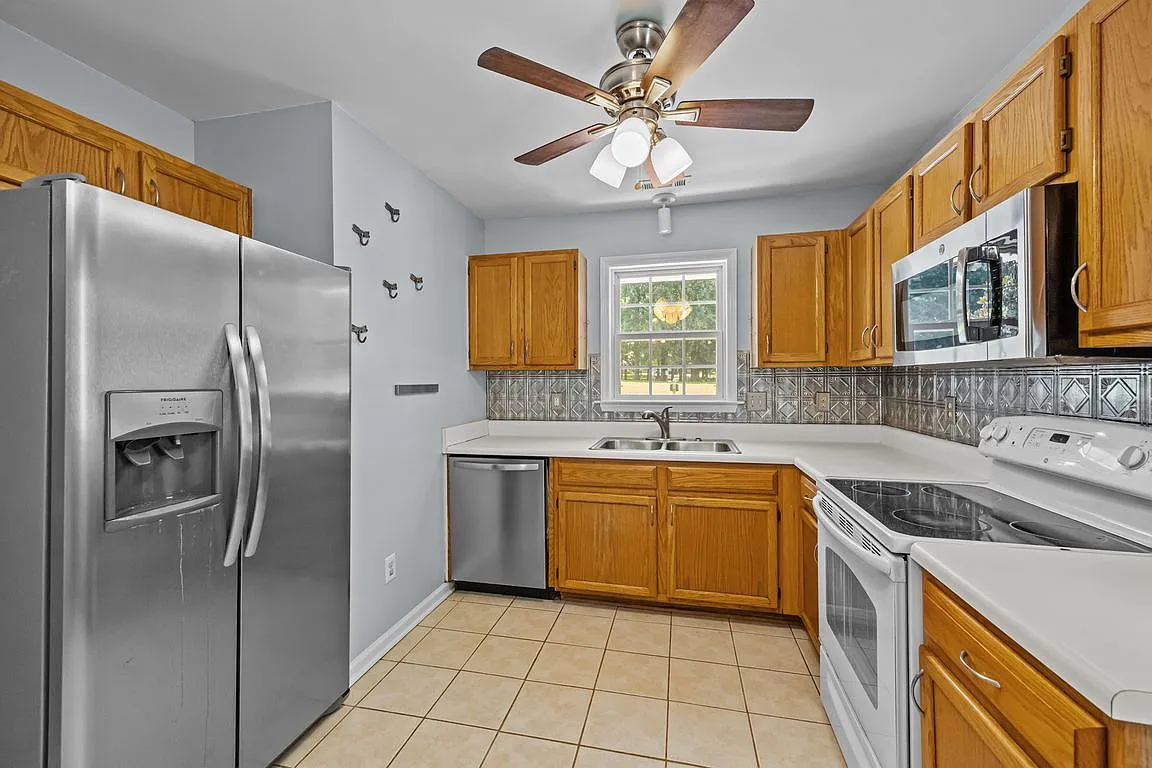 3 bed, 1100 sqft, $1,900 — Photo 2