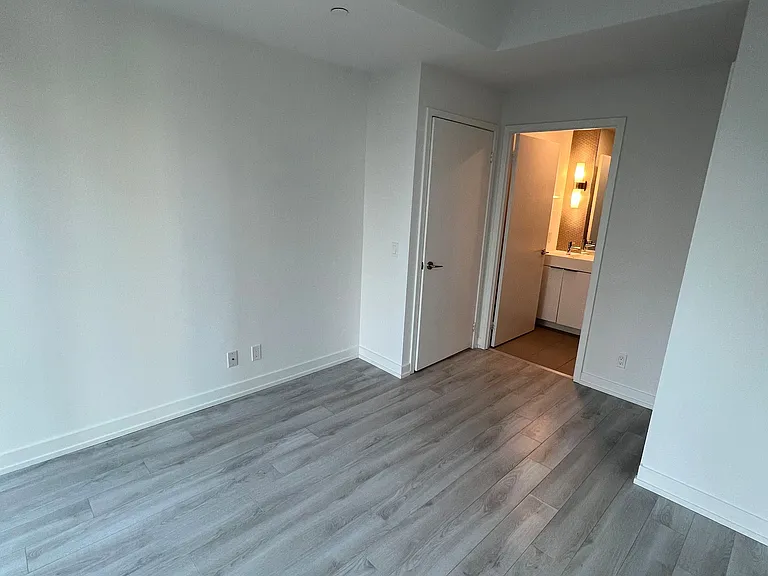 33 Helendale Ave #1407 — Photo 9