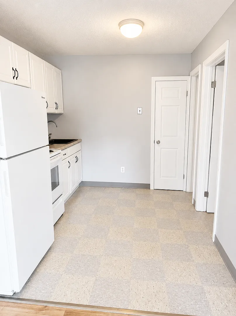 Bright and spacious studio apartment available with Heat and hot water included! — Photo 4