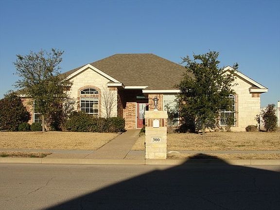 3rd image of 300 Canterbury Dr