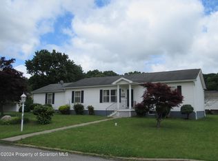 306 Park Edge Ln, Scranton, PA 18504