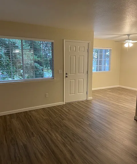 Redwood Grove Apartments — Photo 16