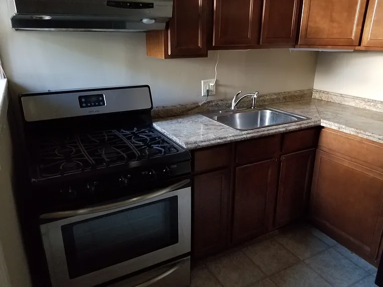 1136 Park Ave #8 — Photo 3